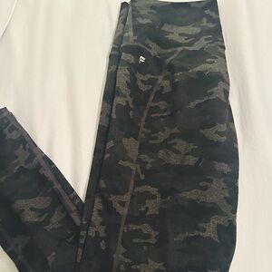 fabletics powerhold booty lifting leggings.  No pockets, 7/8 length.